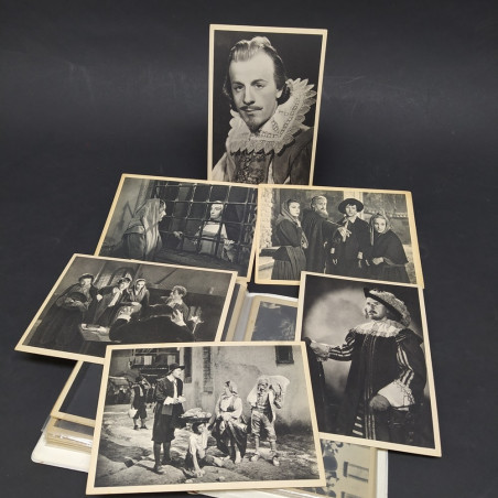 Album con 26 cartoline con immagini di scena e del film I promessi sposi, 1941