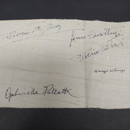 5 autografi su tessuto: De Sica, Zavattini, Listuzzi, Pallotta ben conservati
