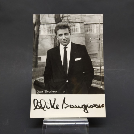Cartolina del presentatore Mike Bongiorno con firma stampata 15x10,5 cm. Buono