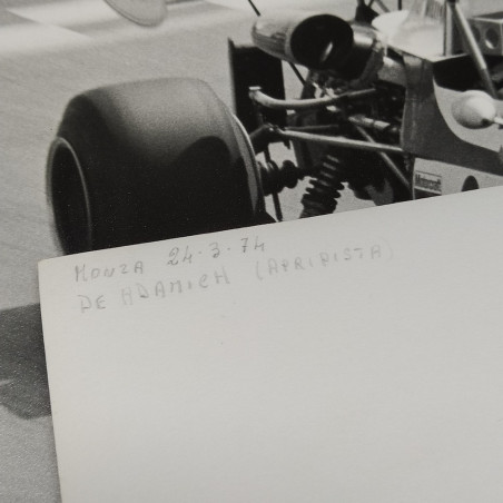 Lotto di 3 fotografie di auto e di pilota su pista 23x17 cm. Buone condizioni