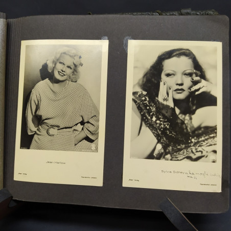 Album con 102 cartoline di attori internazionali anni '30-'40, dimensioni 14x9cm