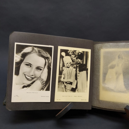 Album con 102 cartoline di attori internazionali anni '30-'40, dimensioni 14x9cm