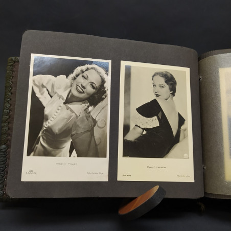 Album con 102 cartoline di attori internazionali anni '30-'40, dimensioni 14x9cm