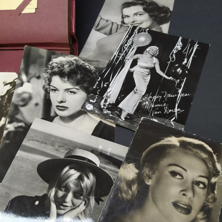 Album con 105 cartoline di attori internazionali degli anni '30 e '40. Ottimo