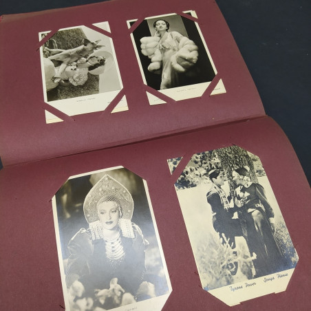 Album con 105 cartoline di attori internazionali degli anni '30 e '40. Ottimo