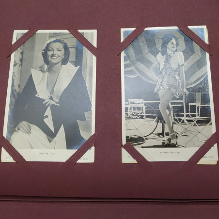 Album con 105 cartoline di attori internazionali degli anni '30 e '40. Ottimo