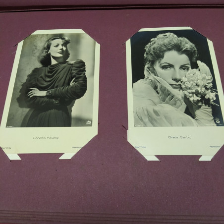 Album con 105 cartoline di attori internazionali degli anni '30 e '40. Ottimo