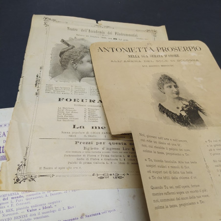 Lotto di 8 documenti, programmi, immagini e cartoline relative alla lirica
