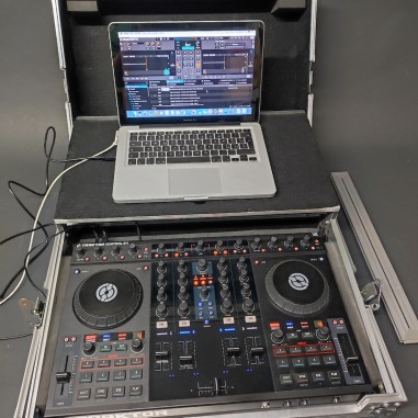 Set dj composto da Traktor Kontrol S4  + Apple 1278 + case