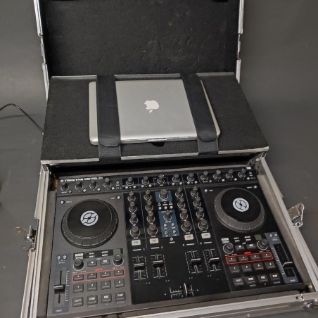 Set dj composto da Traktor Kontrol S4  + Apple 1278 + case