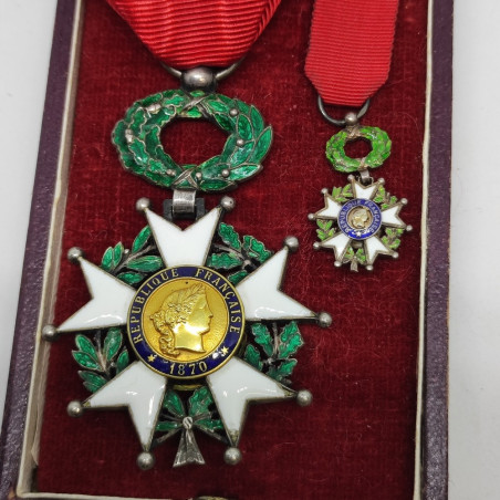 Cofanetto con coppia decorazioni Legion d'Onore Francese