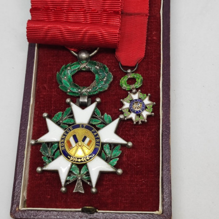 Cofanetto con coppia decorazioni Legion d'Onore Francese