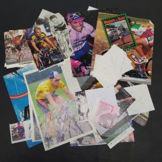 Lotto di 53 ritagli e autografi di ciclisti e cicliste. Pieghe e ingrigimenti