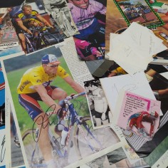 Lotto di 53 ritagli e autografi di ciclisti e cicliste. Pieghe e ingrigimenti 2
