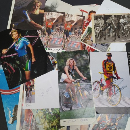 Lotto di 53 ritagli e autografi di ciclisti e cicliste. Pieghe e ingrigimenti