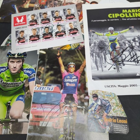 Lotto di 53 ritagli e autografi di ciclisti e cicliste. Pieghe e ingrigimenti