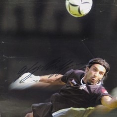 Autografo del portiere di calcio Luigi Buffon su ritaglio di rivista. Pieghe 2