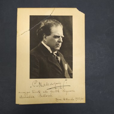 Cartoncino con foto e autografo del Maestro Mascagni 1932 e dedica. Strappo
