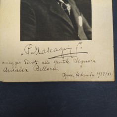 Cartoncino con foto e autografo del Maestro Mascagni 1932 e dedica. Strappo 2