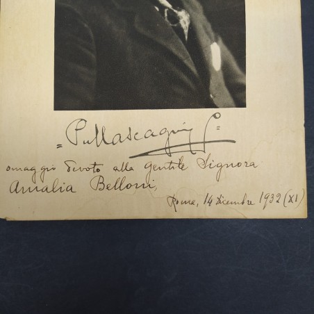 Cartoncino con foto e autografo del Maestro Mascagni 1932 e dedica. Strappo
