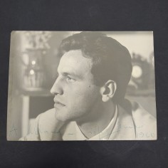 Foto con autografo di attore/cantante Orazio non identificato. Piccolo strappo