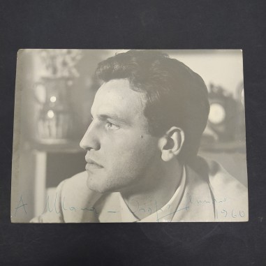 Foto con autografo di attore/cantante Orazio non identificato. Piccolo strappo