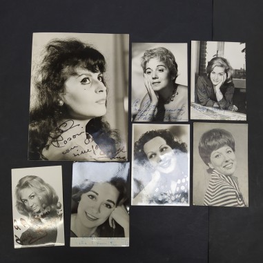 Lotto di 7 foto di cantanti varie con autografi, anni '60. Buone condizioni