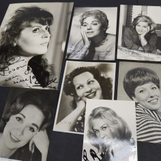 Lotto di 7 foto di cantanti varie con autografi, anni '60. Buone condizioni 2