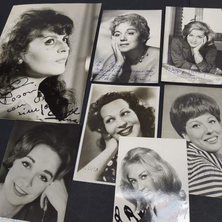 Lotto di 7 foto di cantanti varie con autografi, anni '60. Buone condizioni