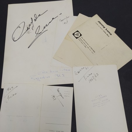 Lotto di 7 foto di cantanti varie con autografi, anni '60. Buone condizioni