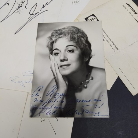 Lotto di 7 foto di cantanti varie con autografi, anni '60. Buone condizioni