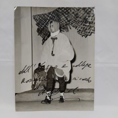 Foto con autografo di un attore non identificato, timbro dello studio. Buono