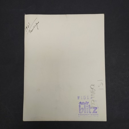 Foto con autografo di un attore non identificato, timbro dello studio. Buono