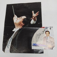 Lotto di 2 ritagli di riviste con autografi del Maestro Riccardo Muti. Pieghe