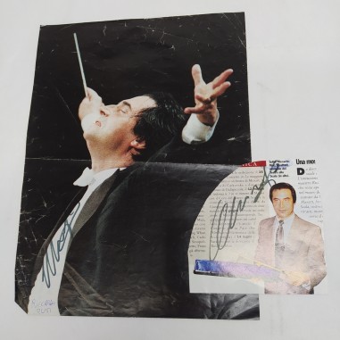 Lotto di 2 ritagli di riviste con autografi del Maestro Riccardo Muti. Pieghe