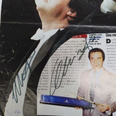 Lotto di 2 ritagli di riviste con autografi del Maestro Riccardo Muti. Pieghe 2