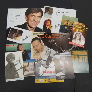 Lotto di 15 cartoline e ritagli con autografi di cantanti vari tra cui Dalla