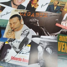 Lotto di 15 cartoline e ritagli con autografi di cantanti vari tra cui Dalla 2