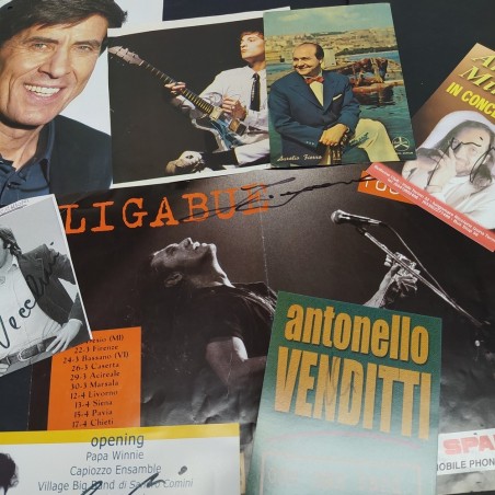 Lotto di 15 cartoline e ritagli con autografi di cantanti vari tra cui Dalla