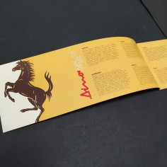 Catalogo Produzione Ferrari in italiano, francese e inglese. Copertina con aloni 2