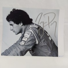 Ritaglio di rivista con foto di Ayrton Senna e autografo non attribuito. Buono
