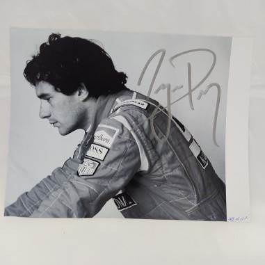 Ritaglio di rivista con foto di Ayrton Senna e autografo non attribuito. Buono