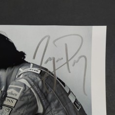 Ritaglio di rivista con foto di Ayrton Senna e autografo non attribuito. Buono 2