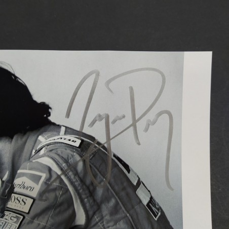 Ritaglio di rivista con foto di Ayrton Senna e autografo non attribuito. Buono