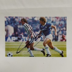 Fotografia di Michele Platini e Zico con autografo attribuito a Platini. Buono