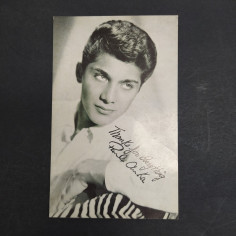 Cartolina di Paul Anka con autografo stampato. Pieghe e sbucciatura sul retro