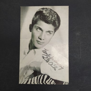 Cartolina di Paul Anka con autografo stampato. Pieghe e sbucciatura sul retro