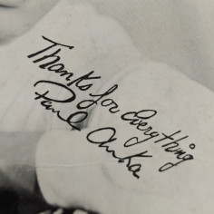 Cartolina di Paul Anka con autografo stampato. Pieghe e sbucciatura sul retro 2