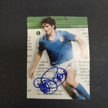 Ritaglio di rivista con l'autografo del calciatore Paolo Rossi. Buone condizioni