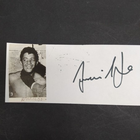 Ritaglio con foto e autografo del calciatore Amarildo Tavares. Buone condizioni